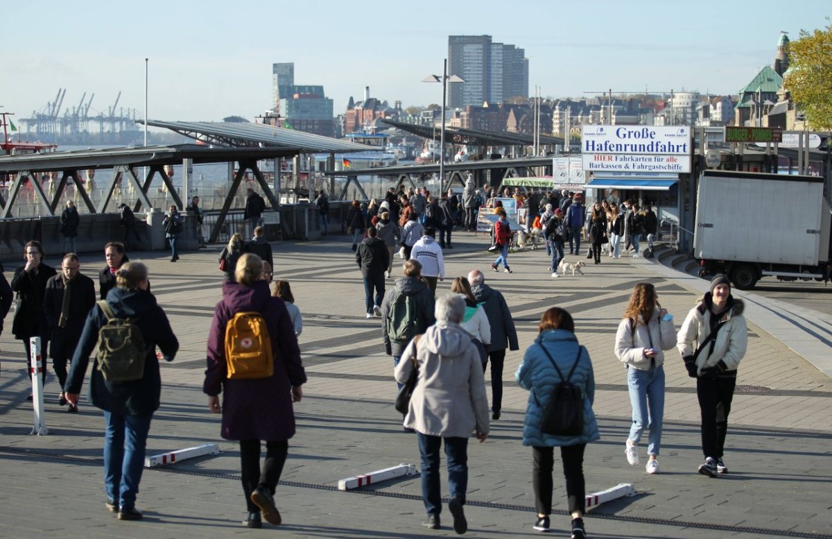 Hamburg Passanten Hafen.jpg