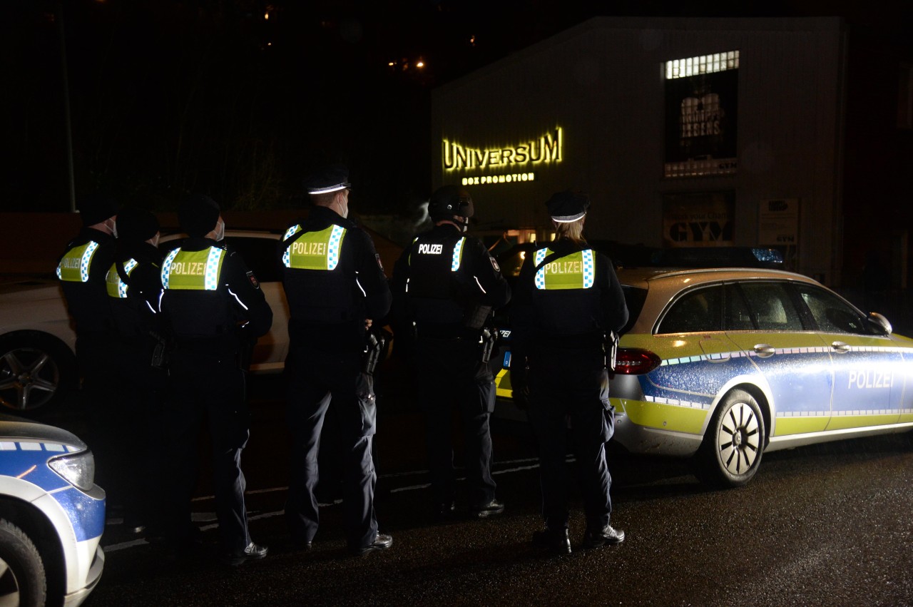 Gegen 22 Uhr umstellten mit Maschinenpistolen bewaffnete Polizisten das Universum Boxing Gym in der Großen Elbstraße.