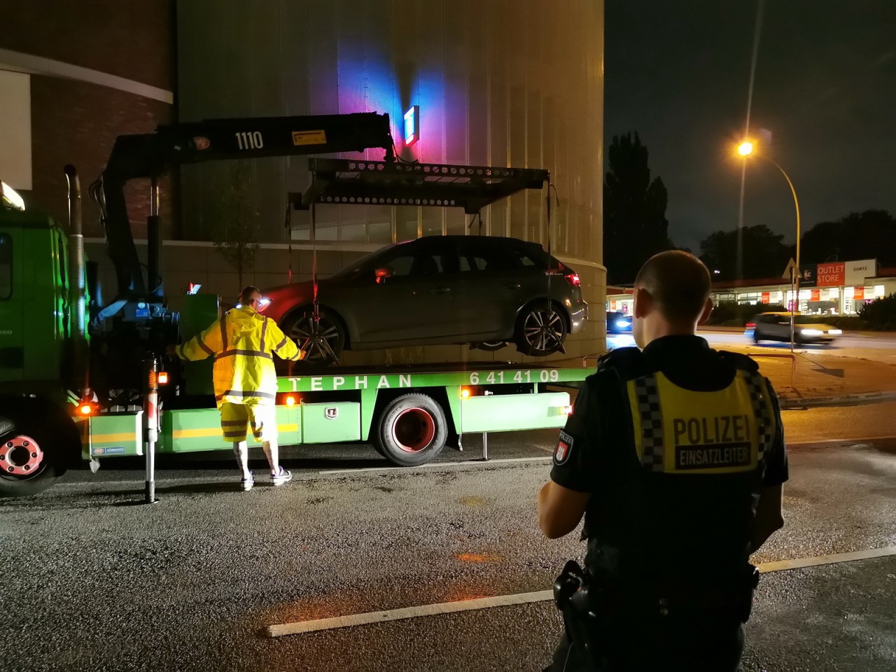 Der Audi des Mannes kommt in Hamburg auf einen Abschleppwagen.