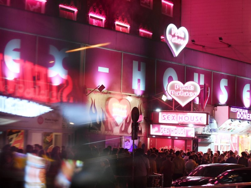 Hamburg Reeperbahn Laufhaus.jpg
