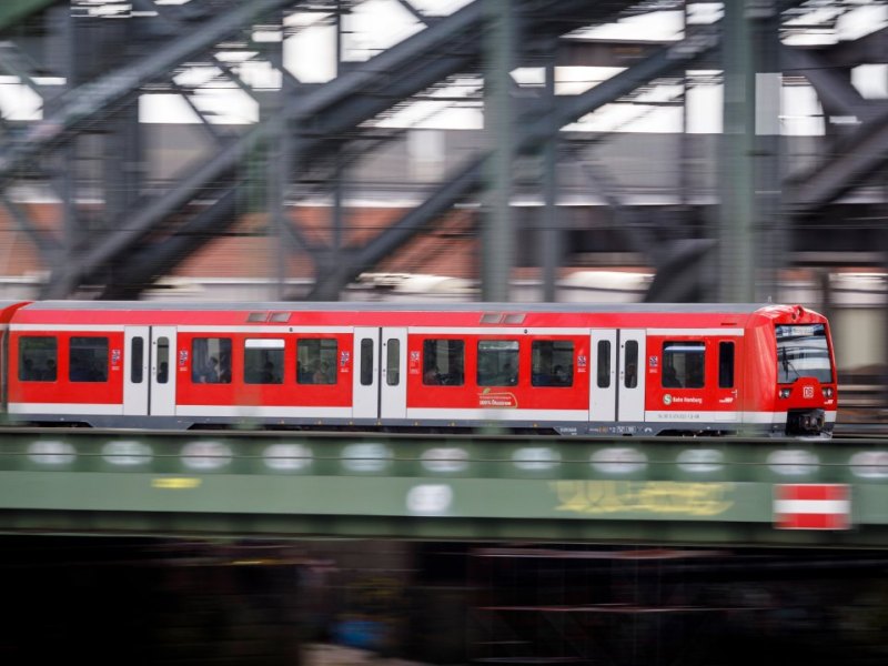 Hamburg S1 Othmarschen S-Bahn Bahnsteig Kontrolleure Krankenhaus