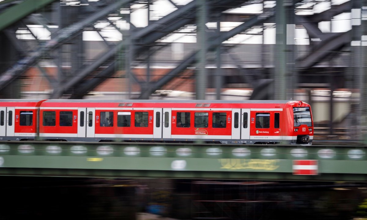 Hamburg S1 Othmarschen S-Bahn Bahnsteig Kontrolleure Krankenhaus