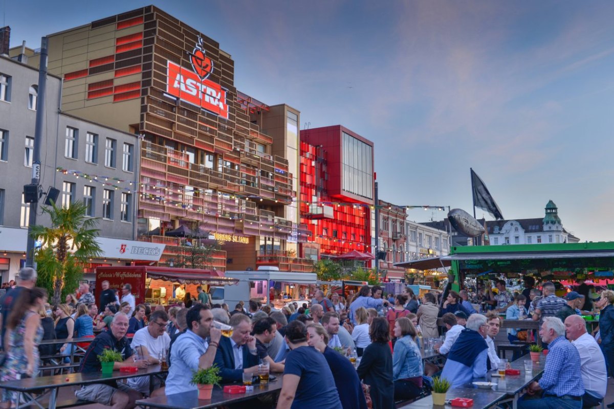 Hamburg St. Pauli Spielbudenplatz Sommer.jpg