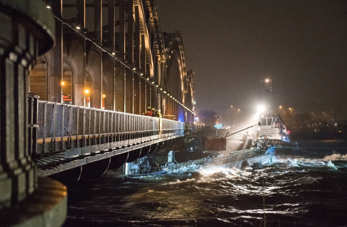 Hamburg Sturm Binnenschiff.jpg