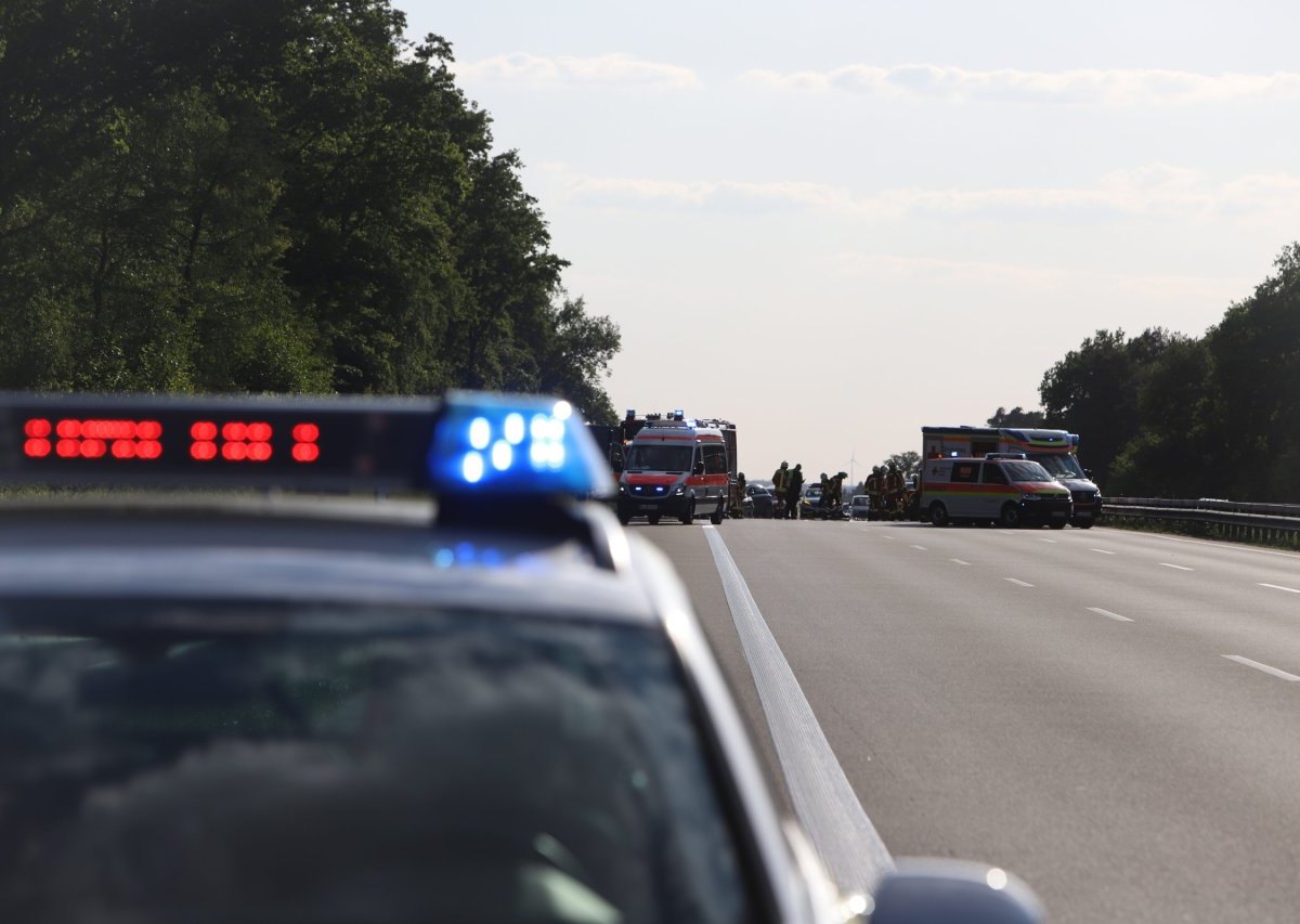 Hamburg Unfall A1 Bremen Hamburg Brautpaar.jpeg