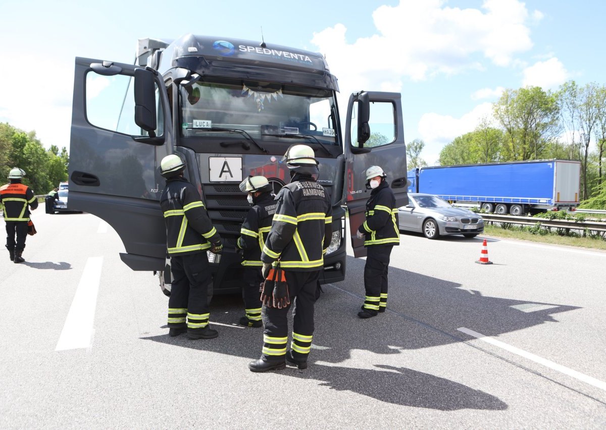 Hamburg Unfall Autobahn Feuerwehr Lkw.jpeg