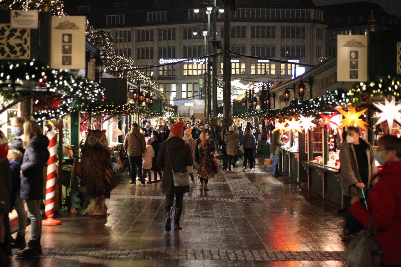 Ihr Weihnachtsfest müssen viele Menschen in Hamburg wegen der neuen Corona-Maßnahmen umplanen (Symbolbild). 