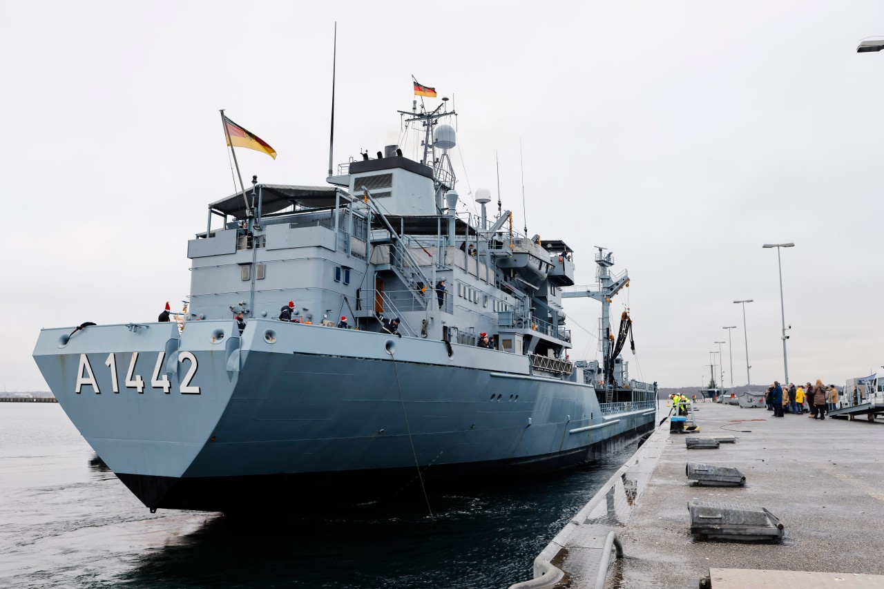 Der Betriebsstofftransporter „Spessart“ legt im Kieler Marinehafen an.