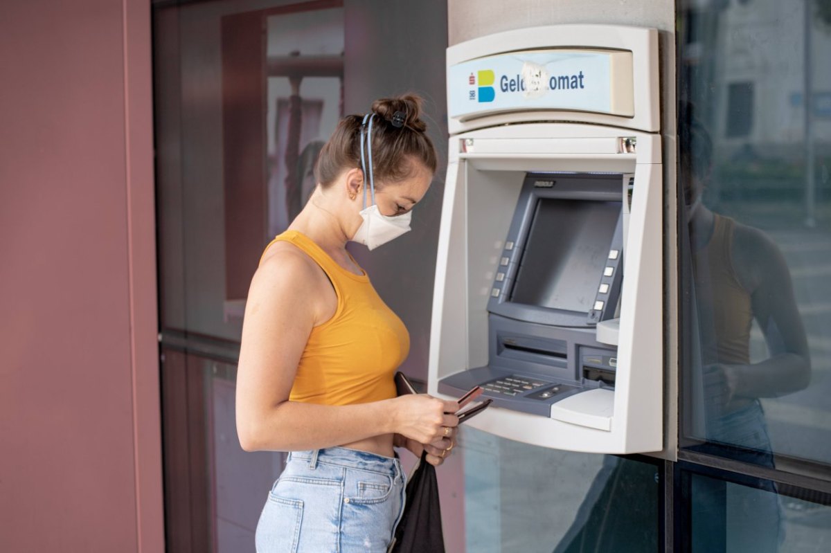 Kiel, Mädchen am Bankautomat