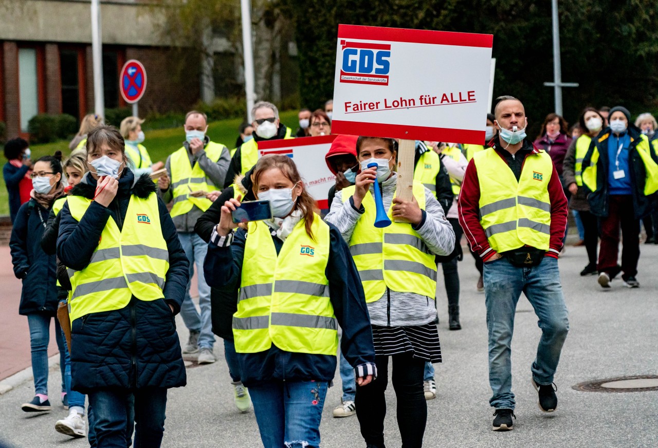 Mitarbeiter des UKSH streiken (Archivbild). 