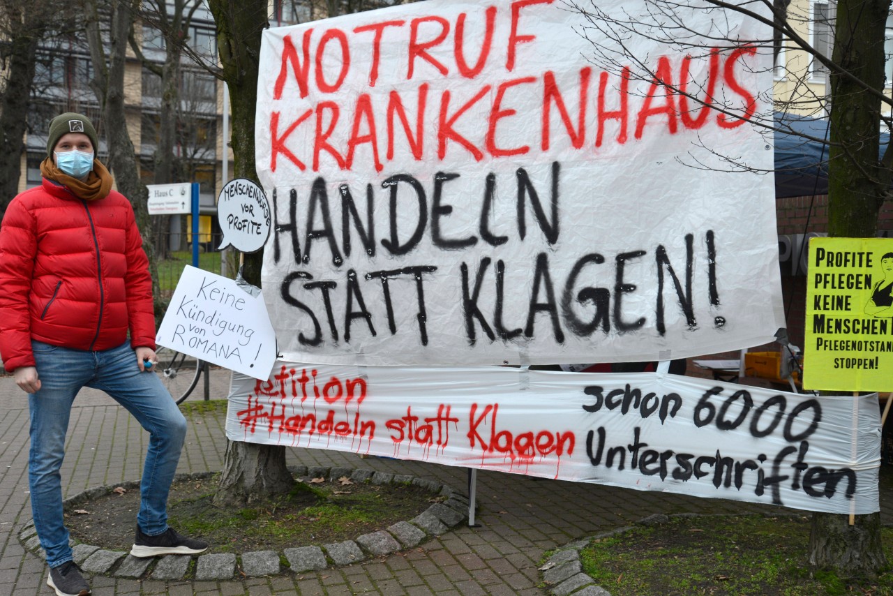 Pflegekräfte hatten es schon vor der Pandemie schwer, die diese Dauermahnwache vor einem Krankenhaus in Hamburg St. Georg zeigt.