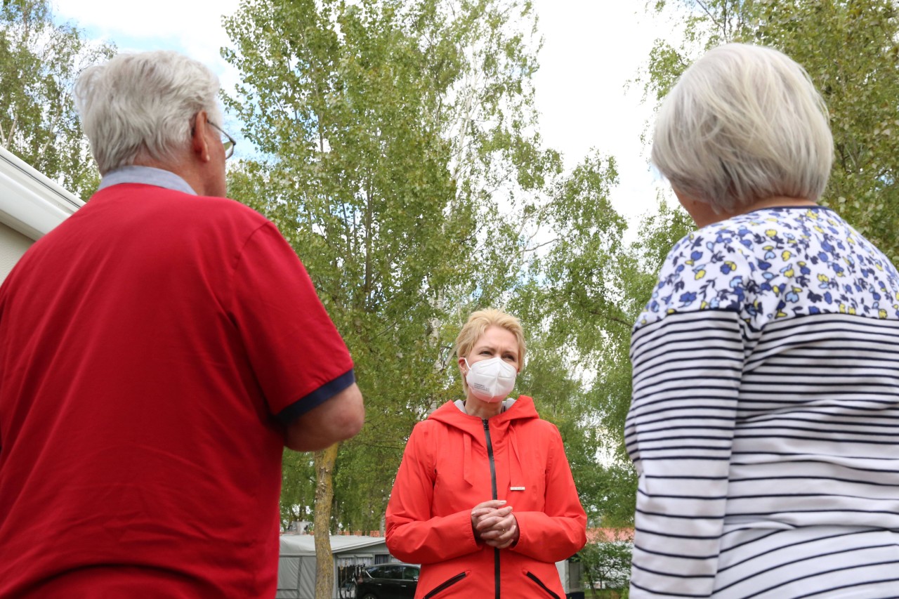 Manuela Schwesig (SPD), Ministerpräsidentin von Mecklenburg-Vorpommern besucht den Campingplatz „Naturcamp“ Pruchten.