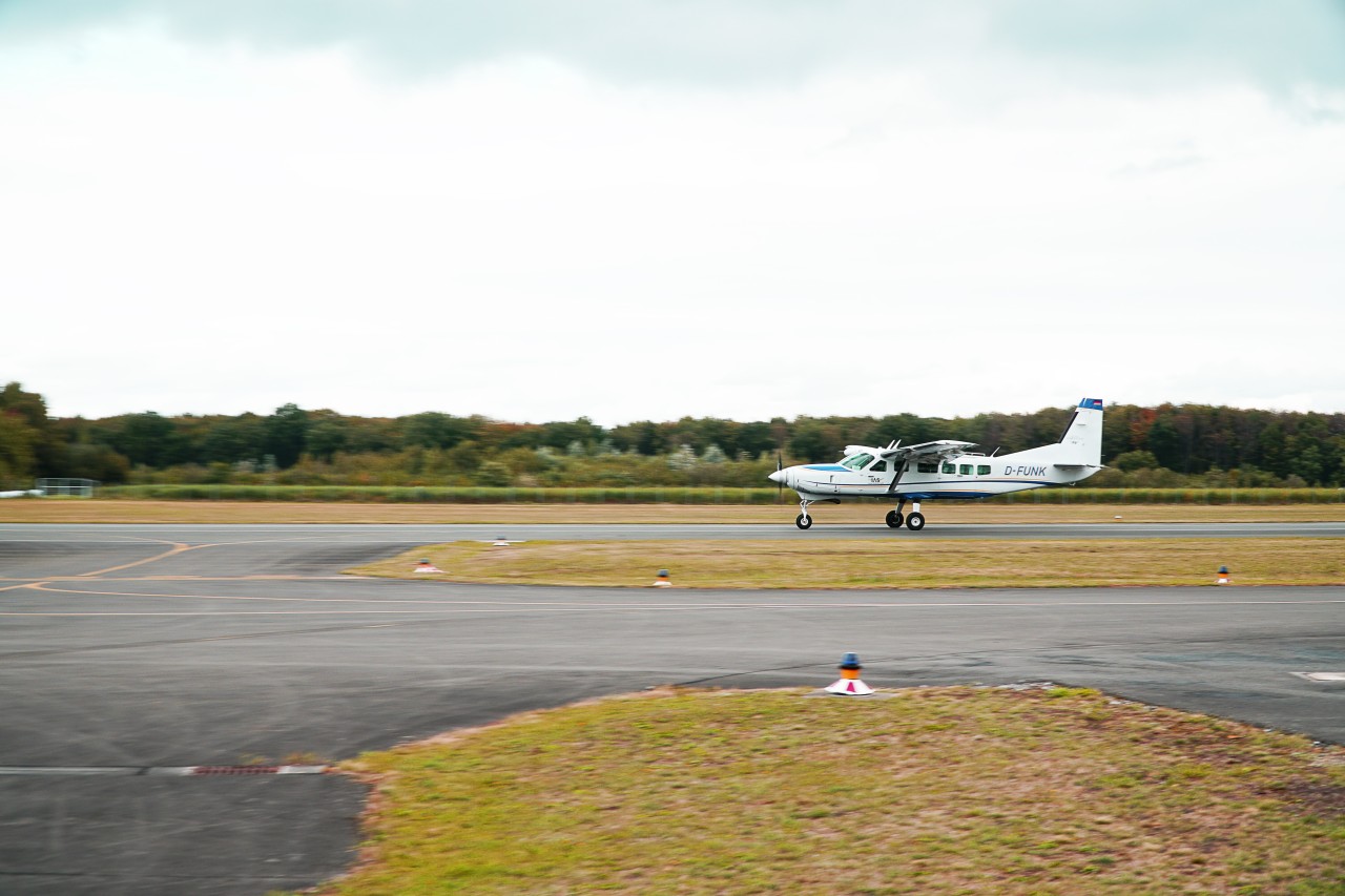 Ein Flieger der Meerexpress-Linie