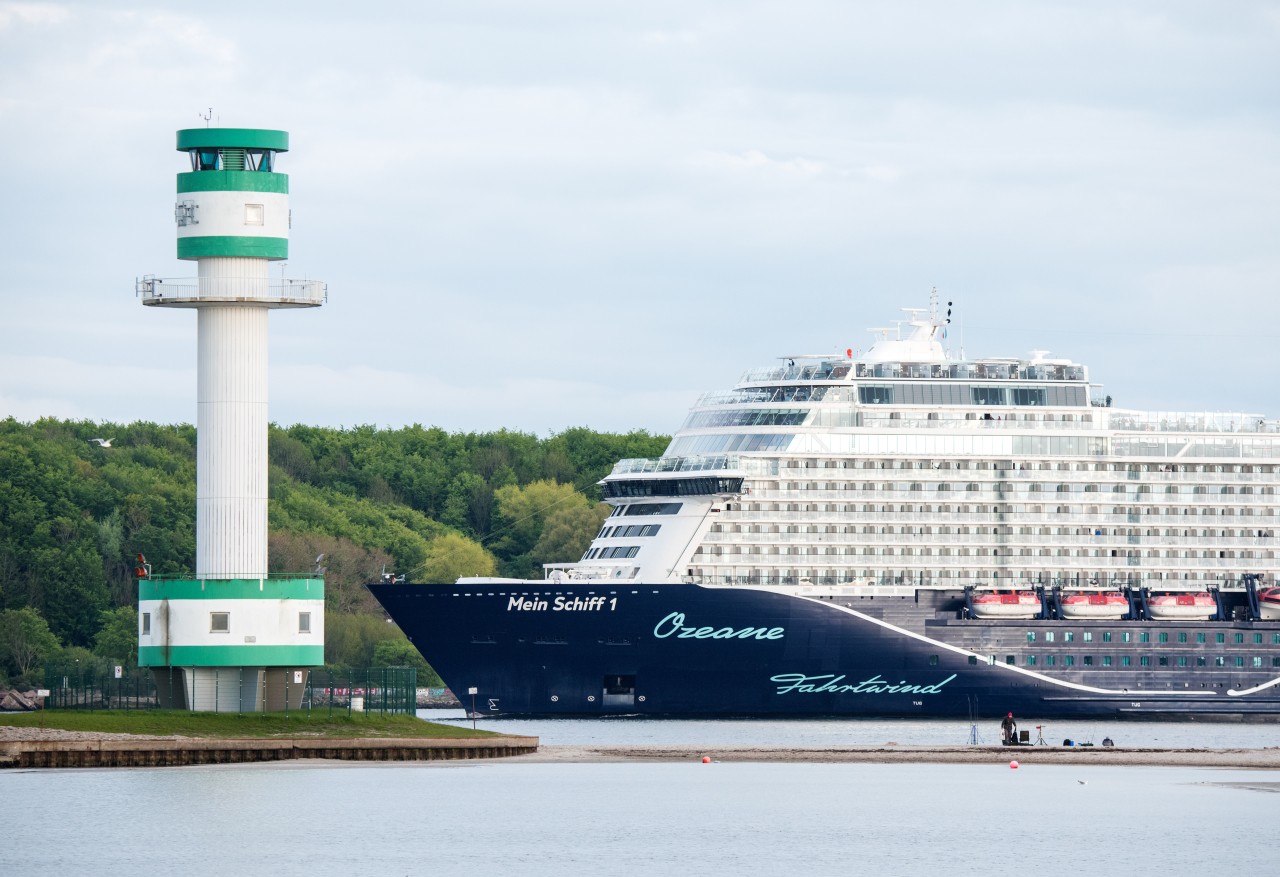 In geschwungenen Schriftzügen prangen die Worte auf der Backbordseite. Hier die „Mein Schiff 1“ vor Friedrichsort. (Archivbild)