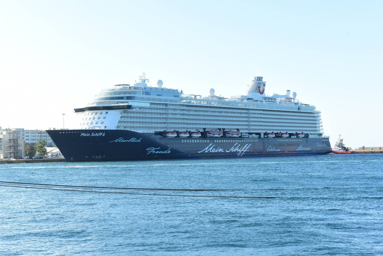 Die „Mein Schiff 6“ ist nach dreiwöchiger Corona-Pause am Montag wieder auf Kreuzfahrt gegangen. 