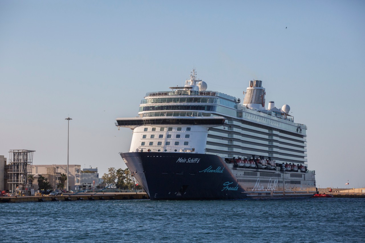 Die „Mein Schiff 6“ wird aktuell in Wilhelmshaven repariert.