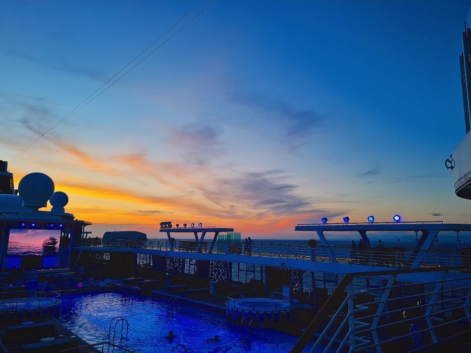 Die Farben von Himmel und Pool begeisterten die Urlauberin.