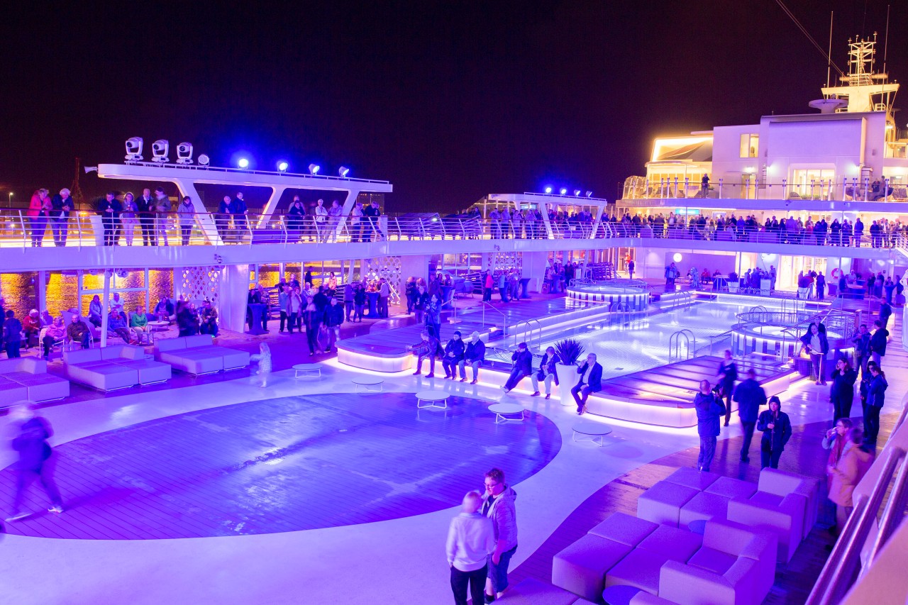 Abends auf Deck des Kreuzfahrtschiffs „Mein Schiff 2“ (Archivfoto).  