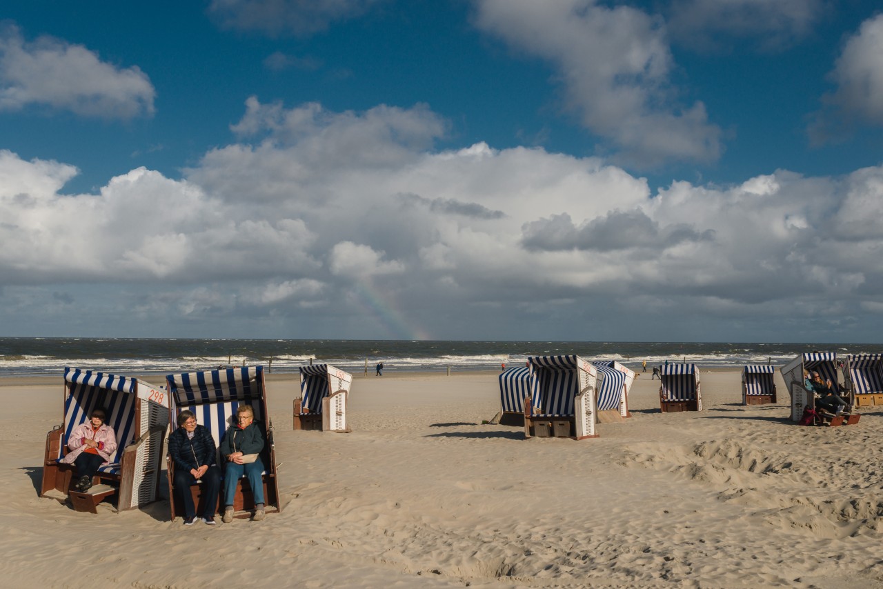 Besucher genießen den Spätsommer auf Norderney. 