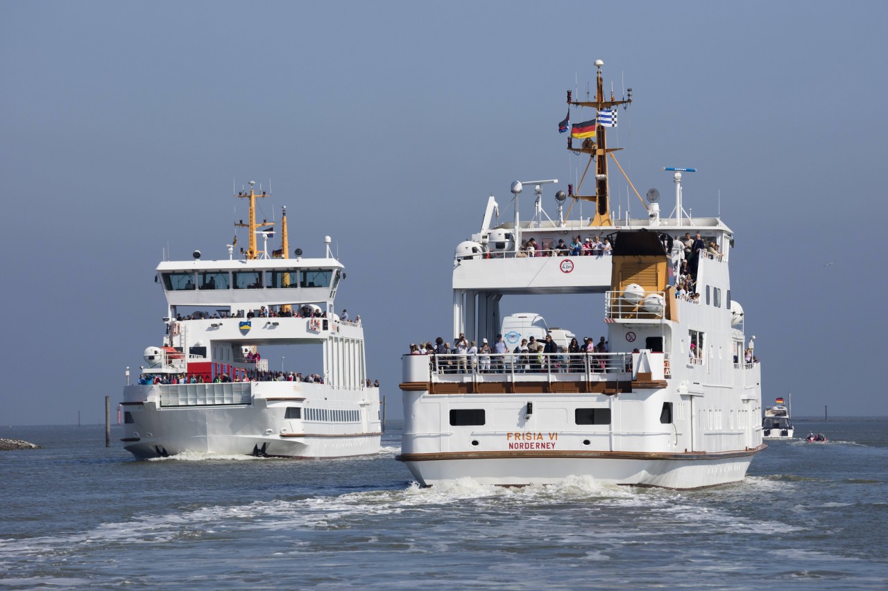 Volle Fährschiffe zwischen Norddeich und Norderney.