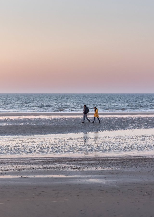 Norderney Frau Strand Seeschlange.jpg