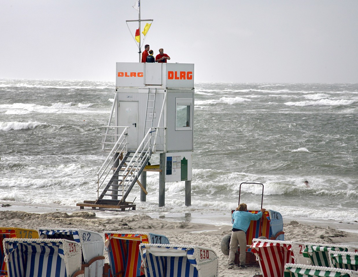 Ein Wachturm der DLRG an der Nordsee.