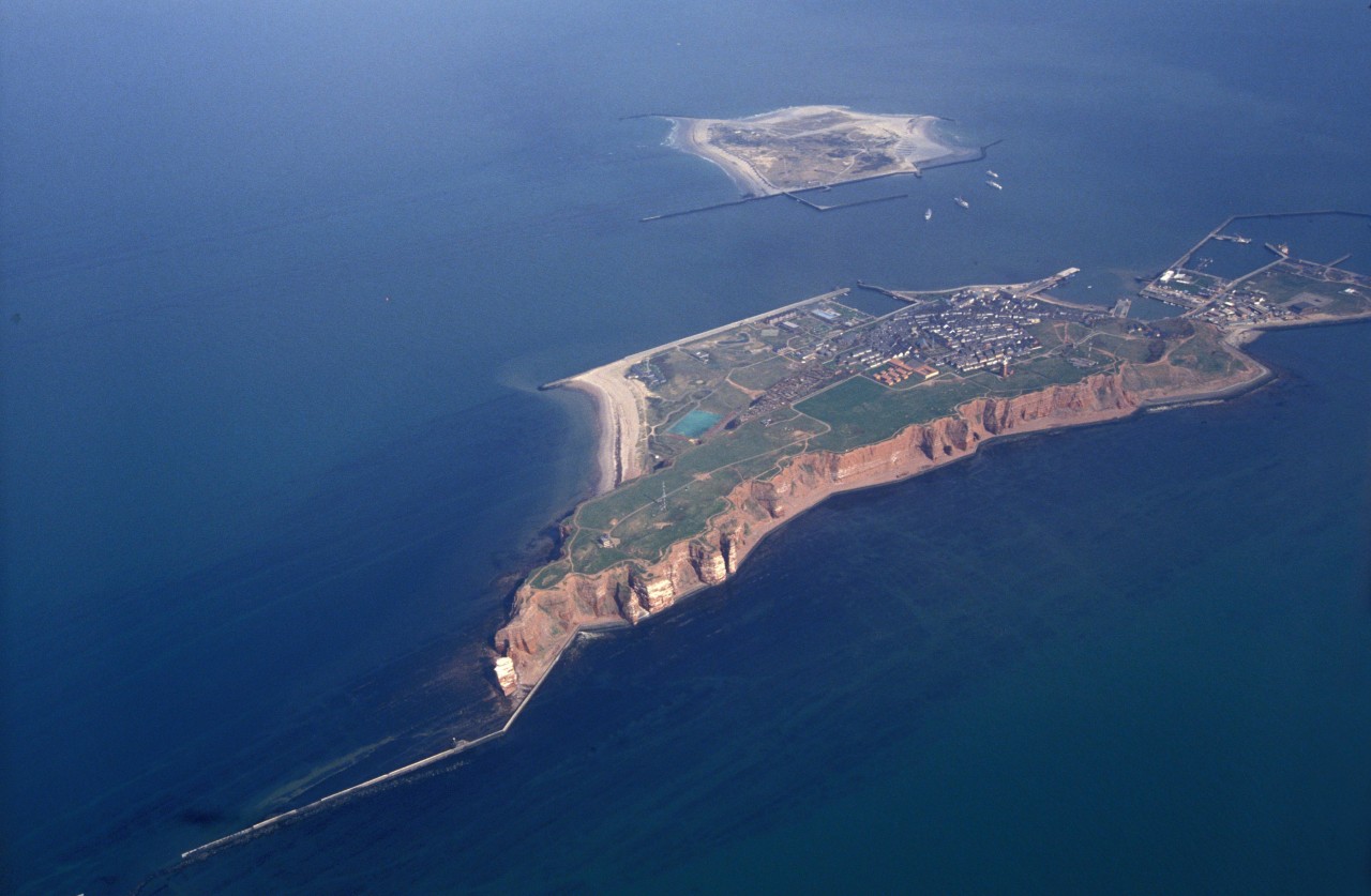 Die beiden Helgoland-Inseln in der Nordsee auf einer älteren Aufnahme von oben.