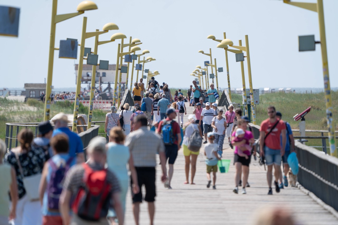 Trotz dem Touristen-Ansturm im Sommer sind die Übernachtungen an der Nordsee insgesamt stark eingebrochen.