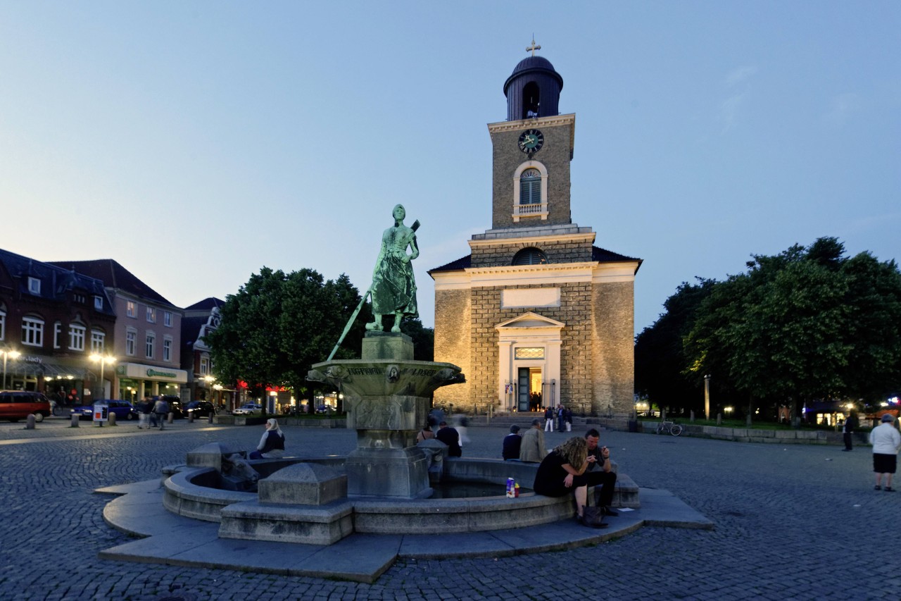 In Husum an der Nordsee wurde ein junger Mann auf brutalste Weise von einer Gruppe angegriffen (Symbolbild). 