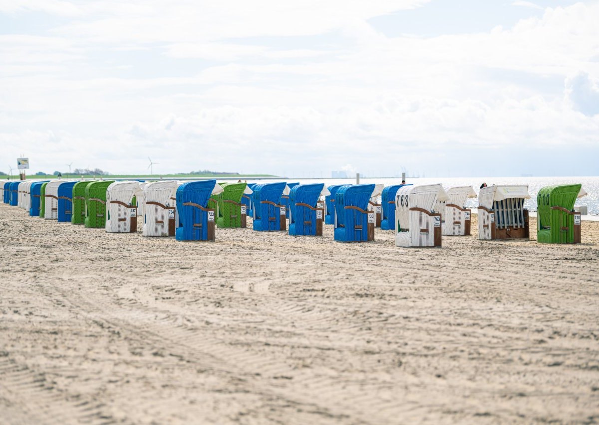 Nordsee Norddeich Strand Niedersachsen Strandkörbe.jpg