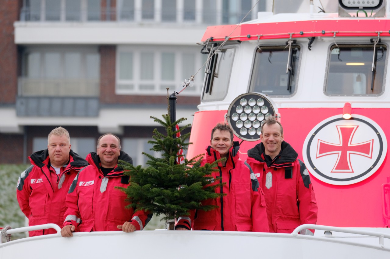 Die Crew des Seenotrettungskreuzers „Hans Hackmack“ – v.l. Leif Rohwer (3. Vormann), Klaus Bens (freiwilliger Retter), Vormann Ulf Pirwitz und Maschinist Thorsten Müller steht auf ihrem Schiff in Cuxhaven.