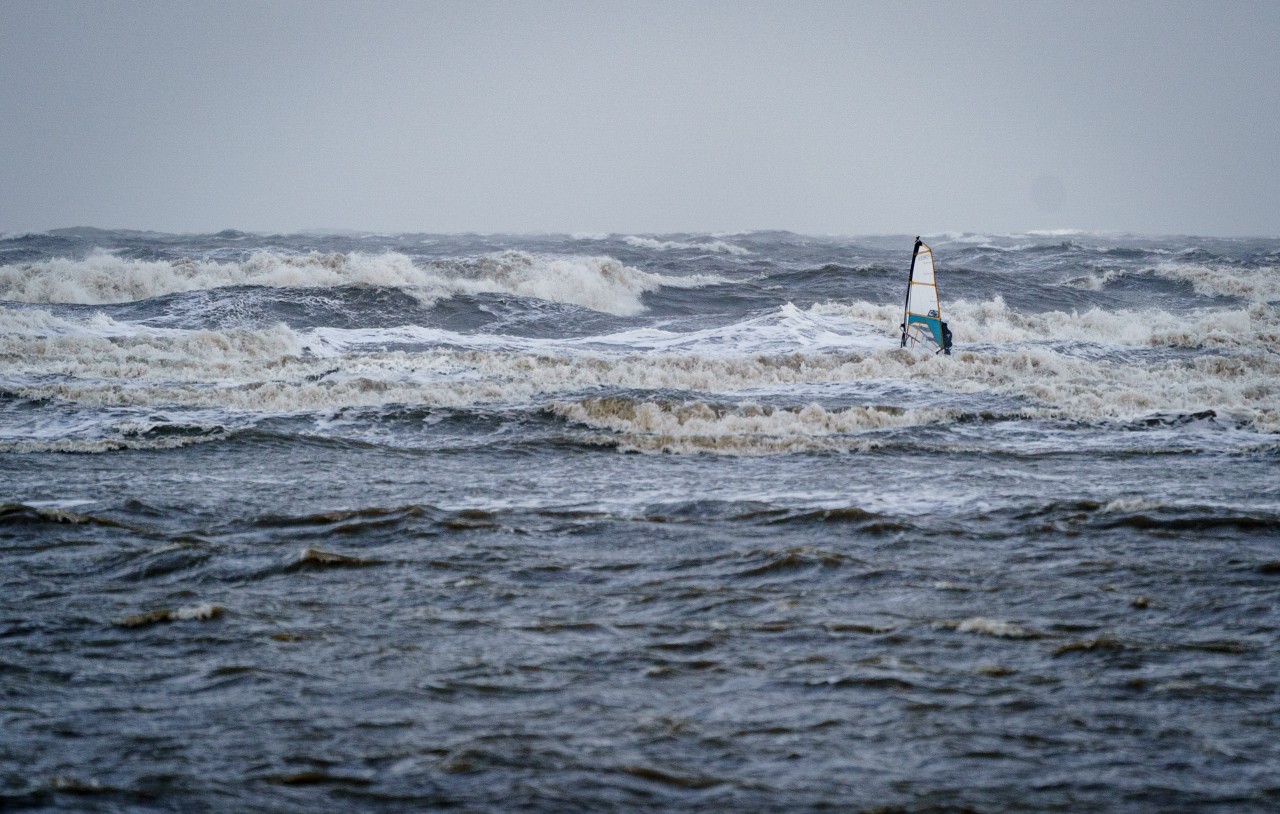 Die aufgepeitschte Nordsee wurde für einen Sportler fast zum Verhängnis. (Symbolbild)