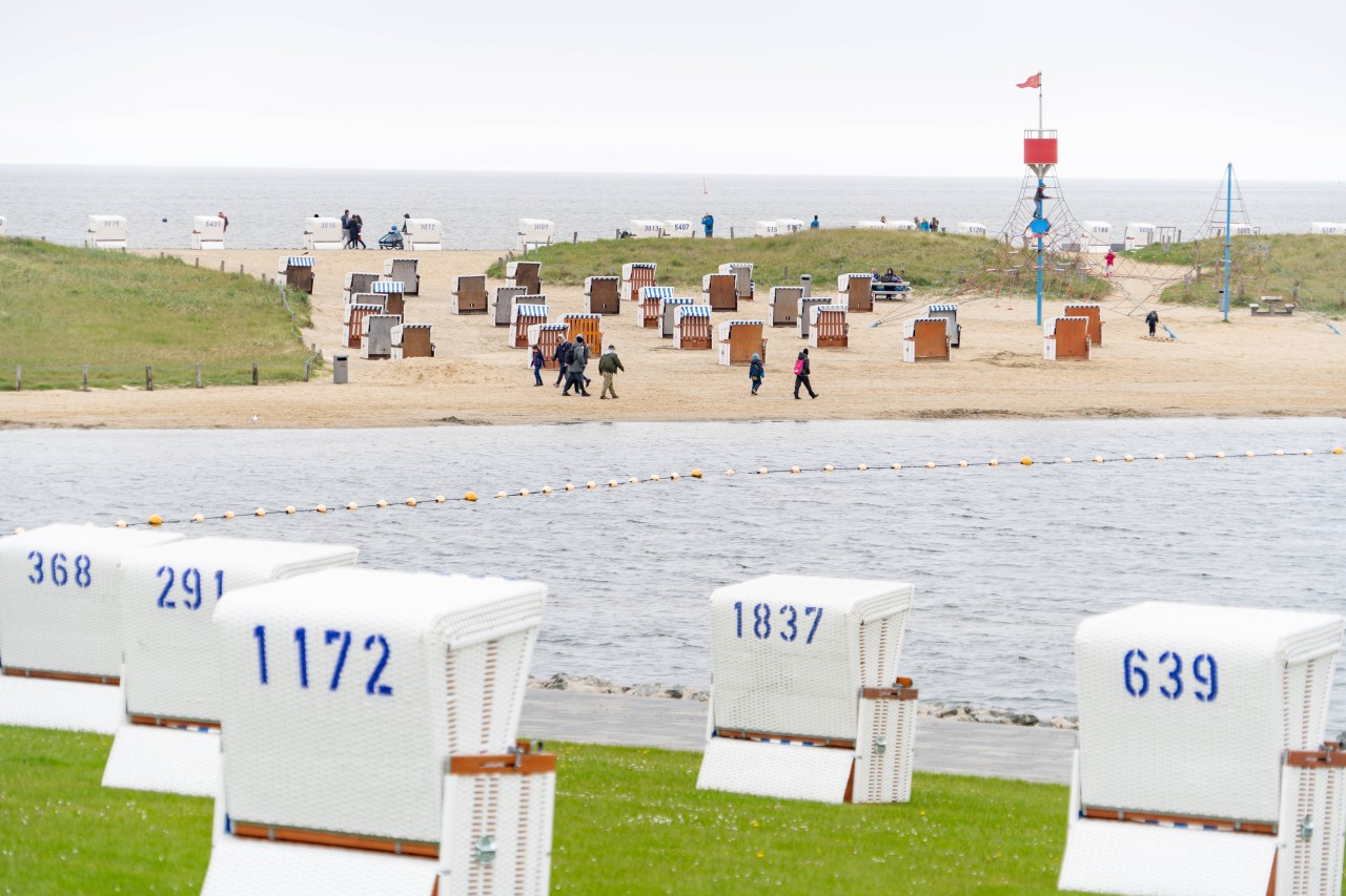 Spaziergänger an der Nordsee.