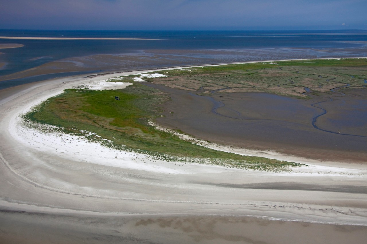 Die Nordsee-Insel Trischen von oben.