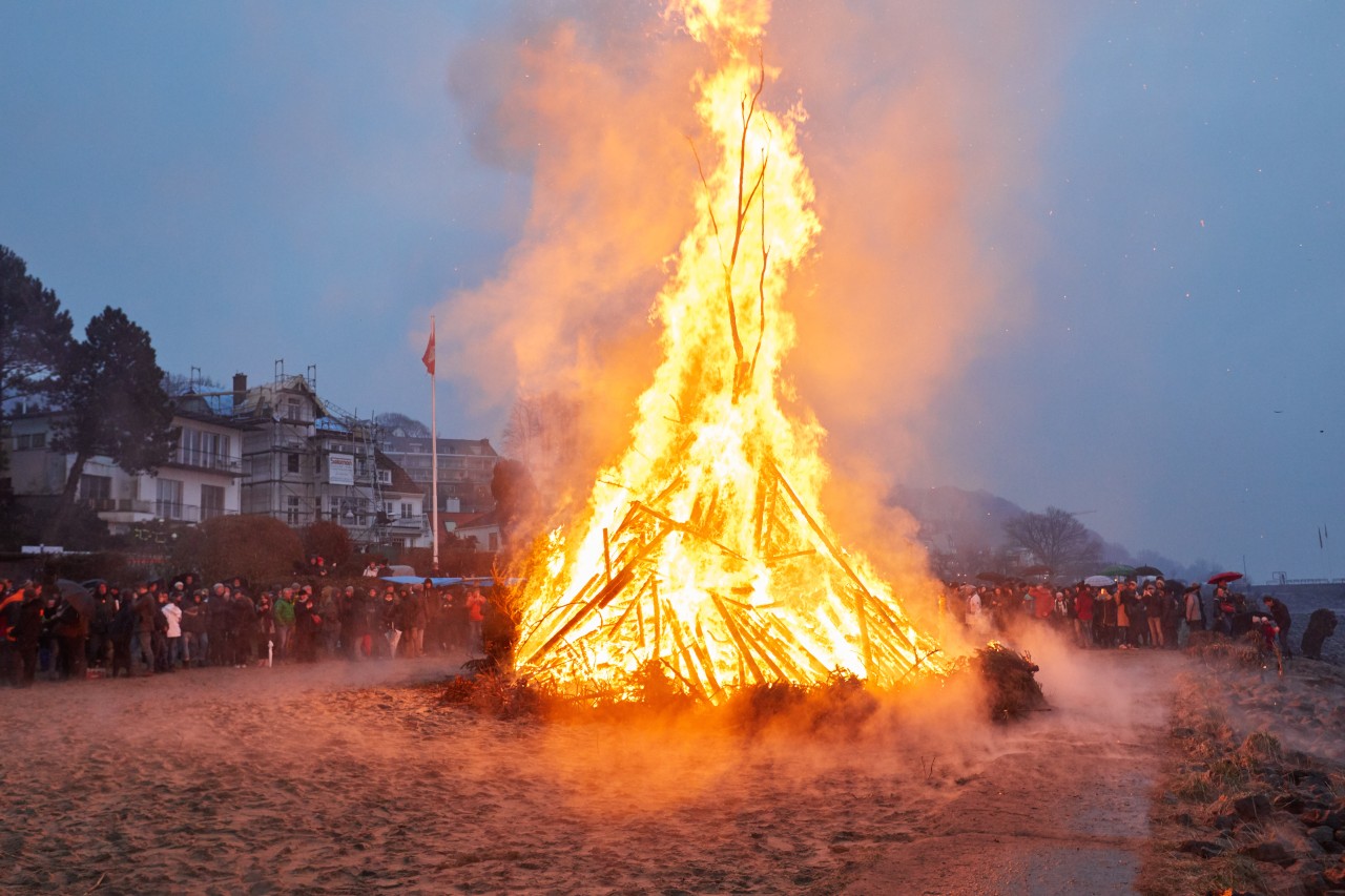 Die traditionellen Osterfeuer am Elbstrand in Hamburg-Blankenese sollen kleiner werden.