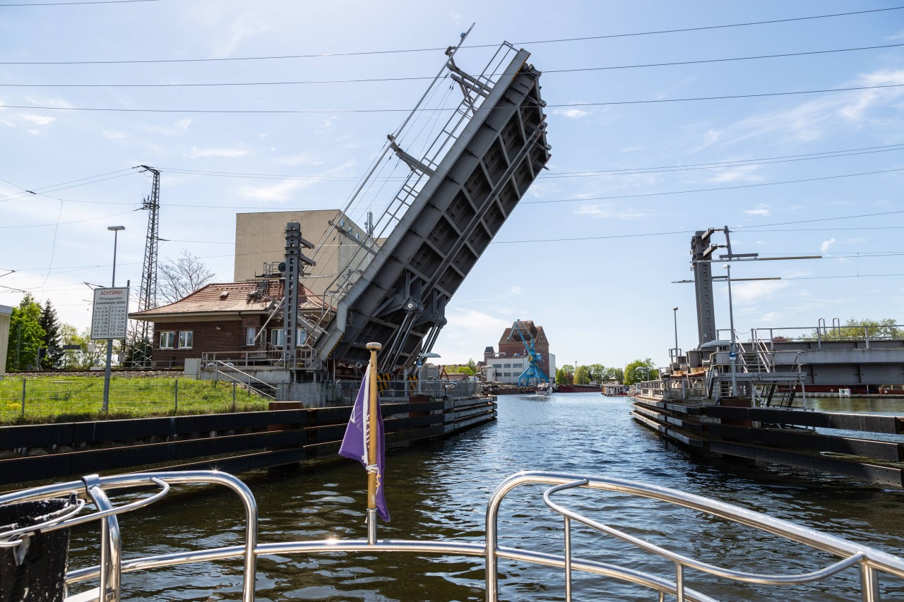 Nachdem der Künstler seine Liebe für die Ostsee entdeckt hatte, hielt er die Brücke in Anklam in dem Ölgemälde fest.