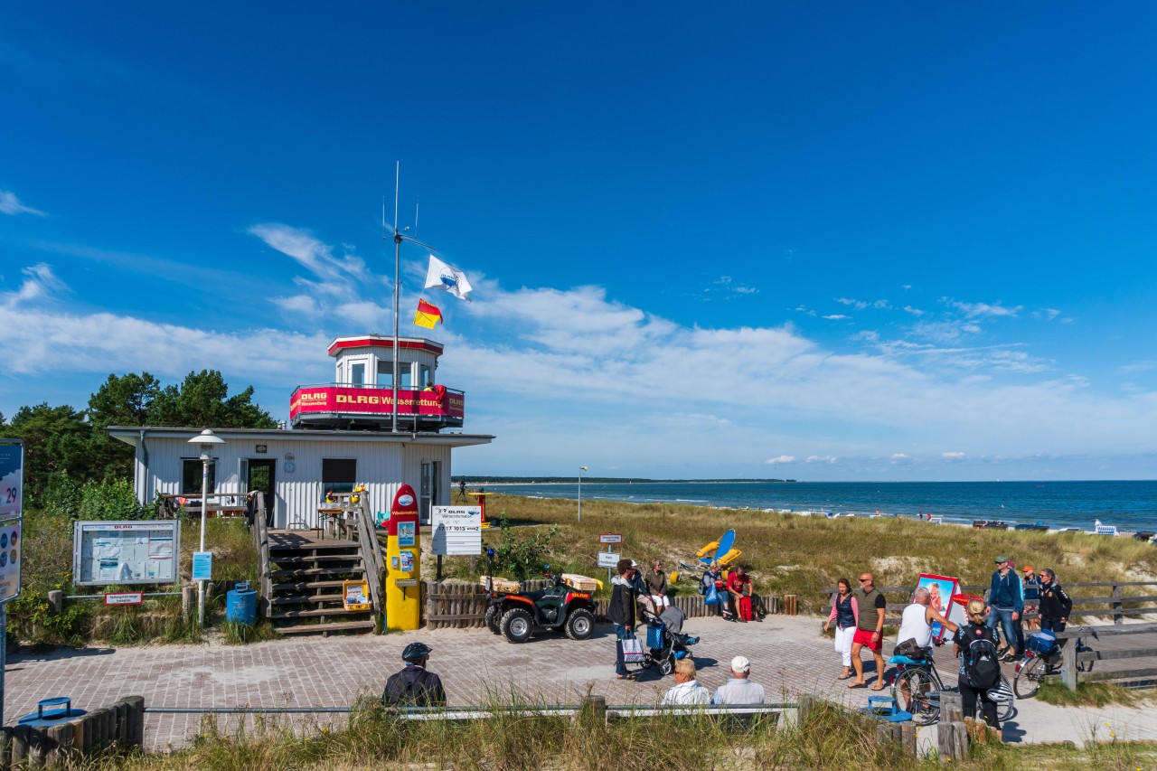 Blick auf den Strand bei Prerow an der Ostsee.