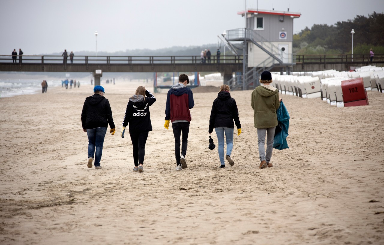 Immer wieder treffen sich Menschen zum Müll sammeln an der Ostsee.