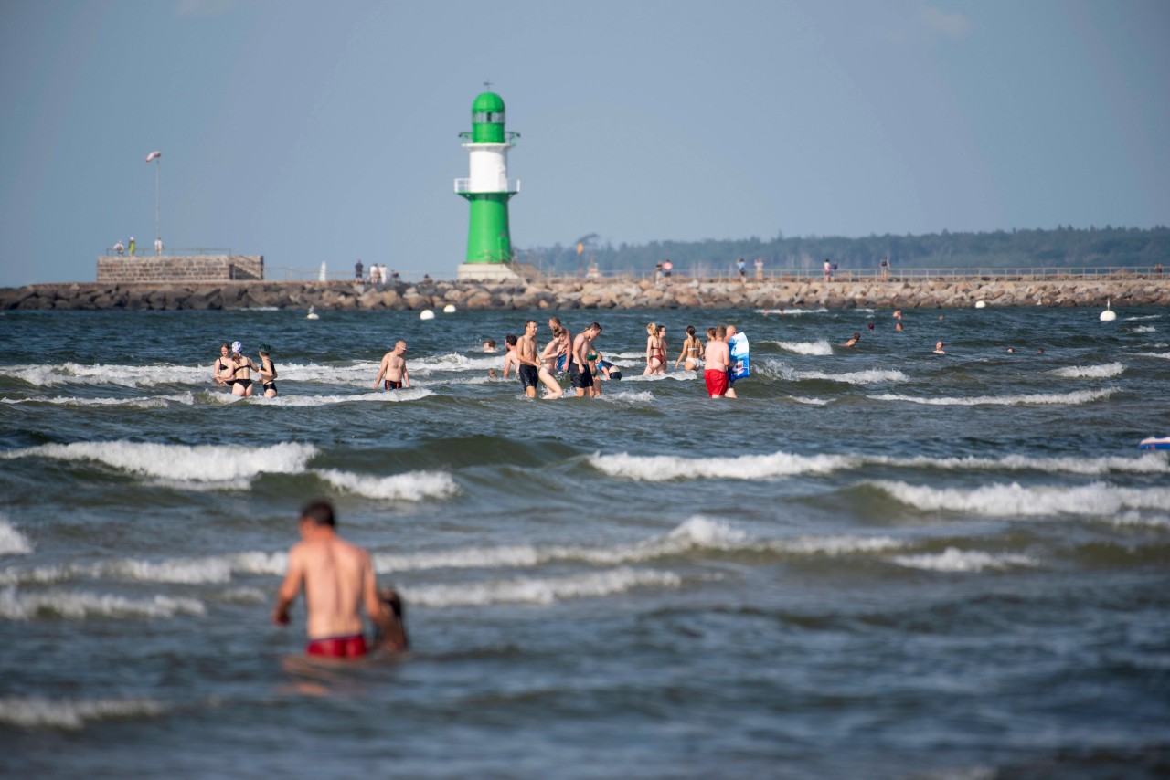 Vibrionen vermehren sich kräftig, wenn sich Gewässer auf rund 20 Grad erwärmen. Dann sollten ältere Menschen mit Vorerkrankungen oder offenen Wunden am besten nicht ins Wasser gehen.