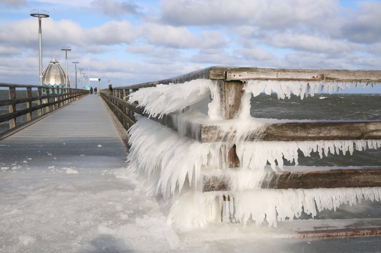 Die vereiste Seebrücke in Zingst 