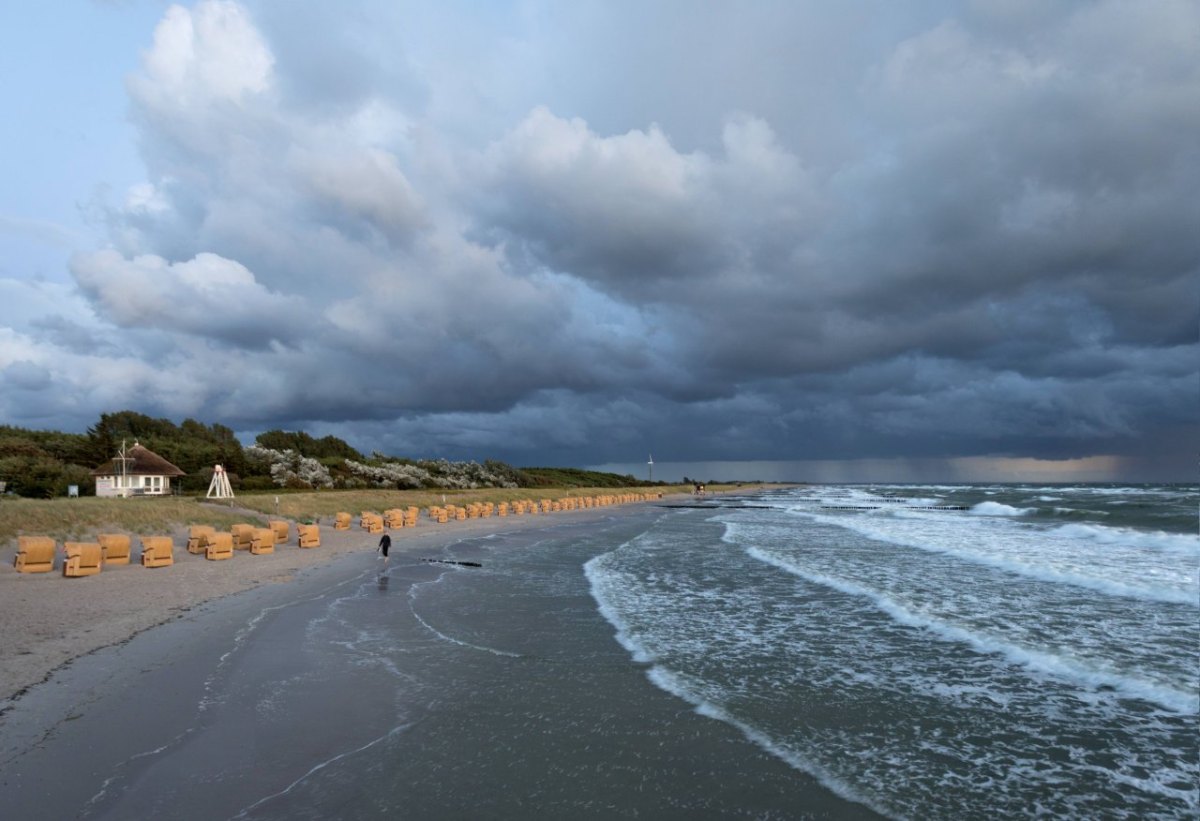 Ostsee dunkle Wolken.jpg