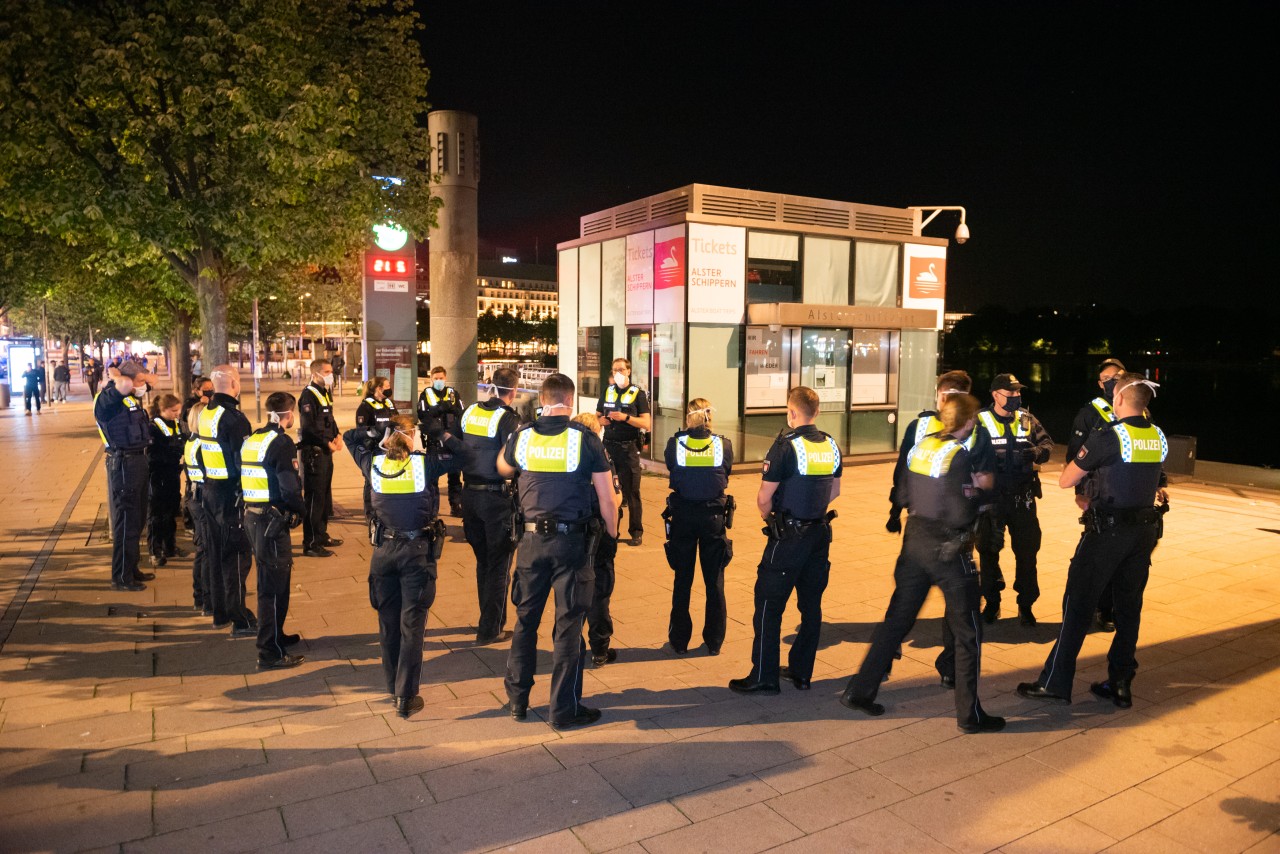 Die Polizei war insgesamt mit bis zu 20 Streifenwagen und mehreren Hundeführern vor Ort. 