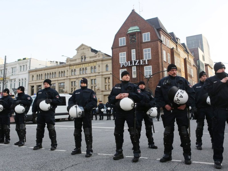 Polizei auf der Reeperbahn.jpg