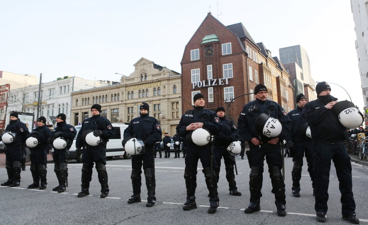 Polizei auf der Reeperbahn.jpg