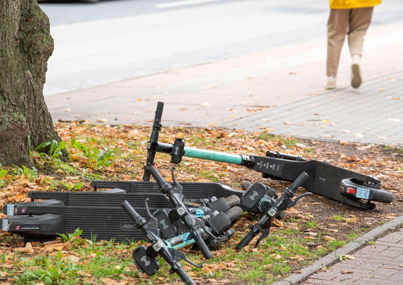 Immer wieder werden E-Roller in Rostock achtlos beiseite geworfen. 