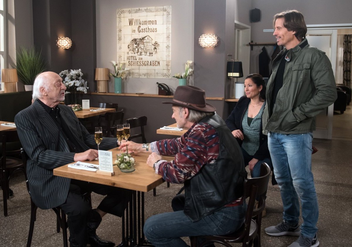 â€žRote Rosenâ€œ Karl Dall Anna Mennicken Vivian Richie Sky Instagram Telenovela