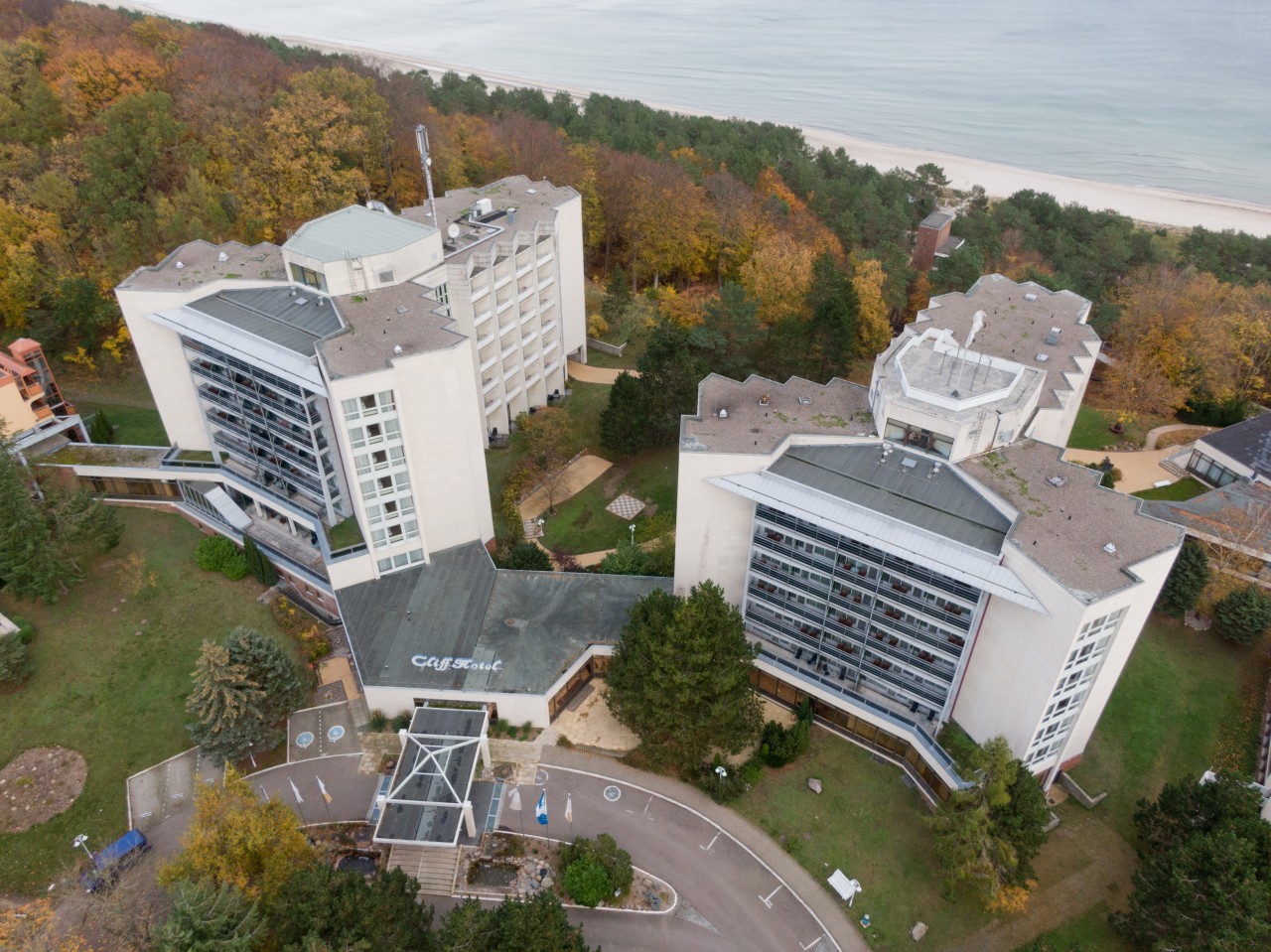 Eine Luftaufnahme vom Cliff-Hotel auf Rügen. 