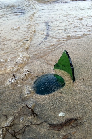 Scherben am Strand auf Rügen.