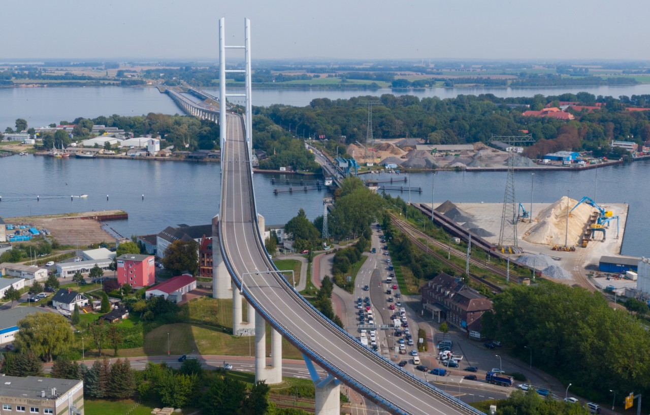 Die Rügen-Brücke verbindet die Insel mit dem Festland.