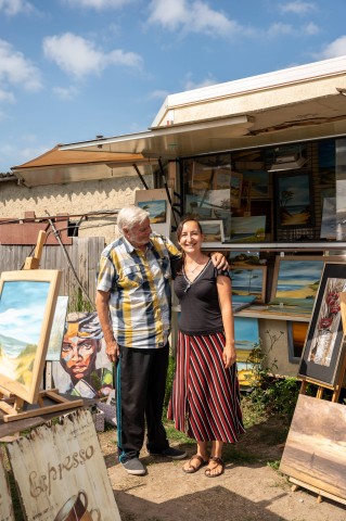 Kunsthandwerker bieten ihre Waren auf dem beliebten Rügen-Markt an.